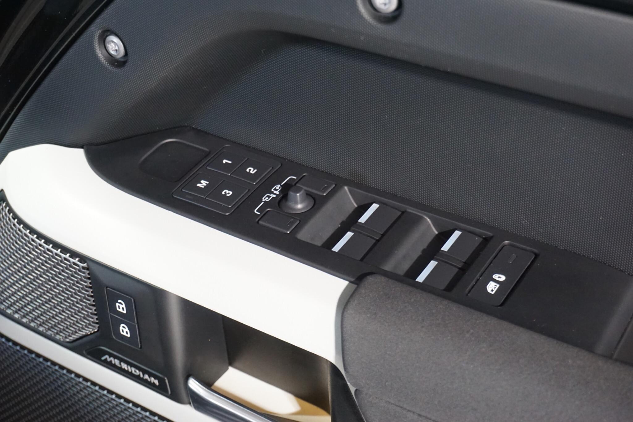 Land Rover Defender 110 3.0 D250 MHEV SE SUV 5dr Diesel Auto 4WD Euro 6 (s/s) (250 ps)